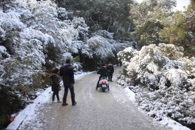 3 bin 500 yıllık kentte kar keyfi