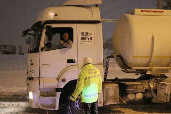 Aksaray-Adana ve Nevşehir karayolları kar ve tipi nedeniyle tırlara ulaşıma kapatıldı