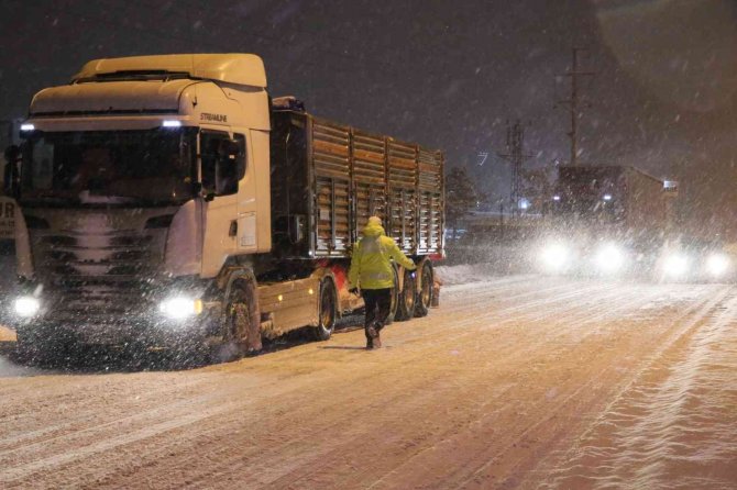 Aksaray-Adana ve Nevşehir karayolları kar ve tipi nedeniyle tırlara ulaşıma kapatıldı