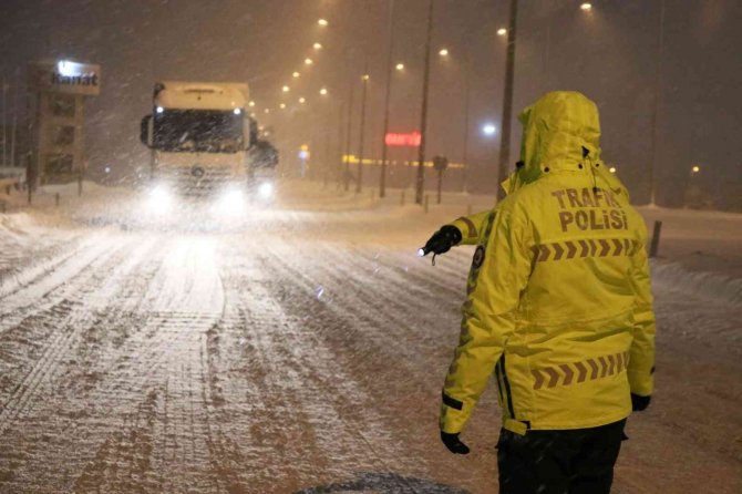 Aksaray-Adana ve Nevşehir karayolları kar ve tipi nedeniyle tırlara ulaşıma kapatıldı