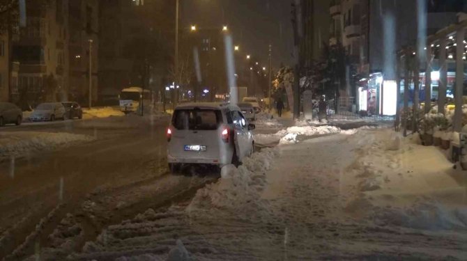 Aksaray’da kar yağışı kent merkezinde de devam ediyor