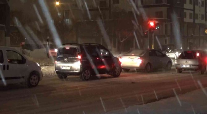 Aksaray’da kar yağışı kent merkezinde de devam ediyor