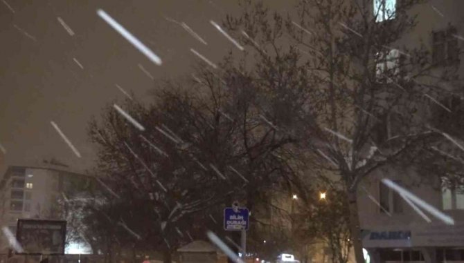 Aksaray’da kar yağışı kent merkezinde de devam ediyor