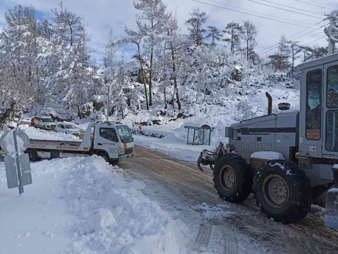 Ateş savaşçıları bu kez karla mücadeleye katıldı