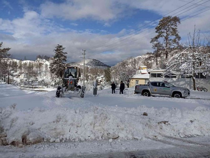 Ateş savaşçıları bu kez karla mücadeleye katıldı