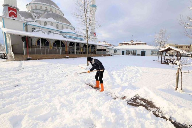 Başiskele’de ekiplerin kar mesaisi sürüyor