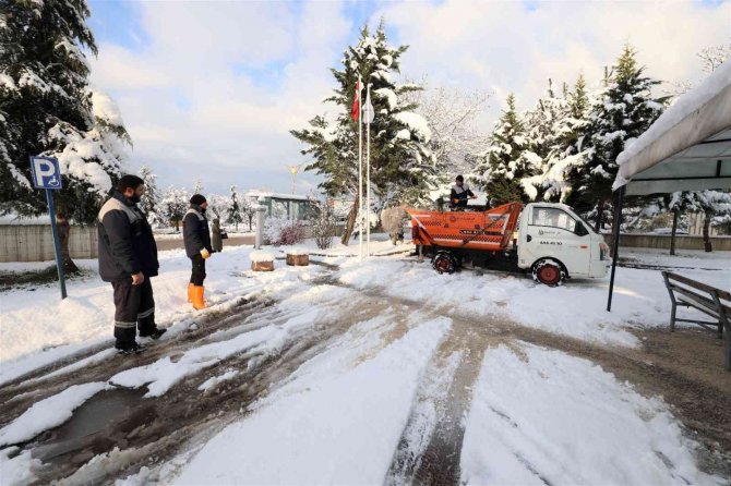 Başiskele’de ekiplerin kar mesaisi sürüyor