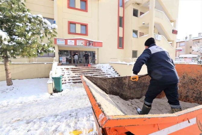 Başiskele’de ekiplerin kar mesaisi sürüyor