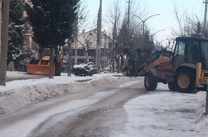 Başkan Altay, ayağının tozuyla çalışmalara katıldı
