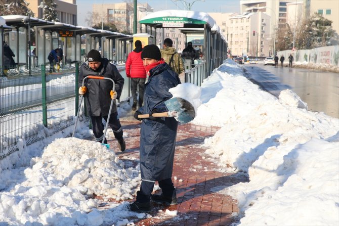 Gaziantep, Kilis, Şanlıurfa, Kahramanmaraş ve Malatya'da karla mücadele sürüyor
