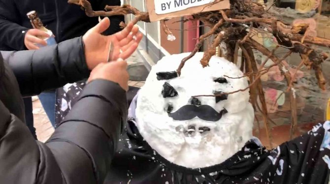 Berber müşteri bulamayınca kardan adamı tıraş etti