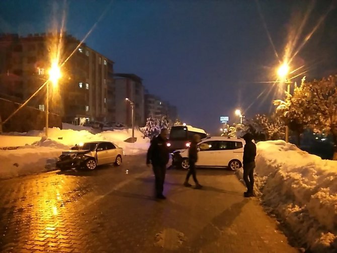 Besni’de otomobil ile hafif ticari araç çarpıştı: 2 yaralı