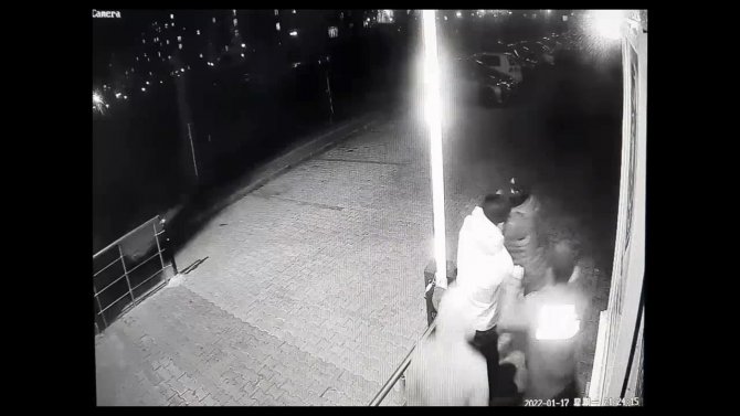 Bıçakla vatandaşları gasp eden 3 kişi, polis ekiplerince yakalandı