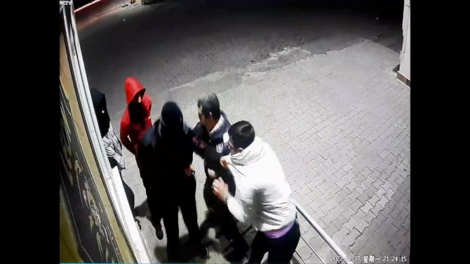 Bıçakla vatandaşları gasp eden 3 kişi, polis ekiplerince yakalandı
