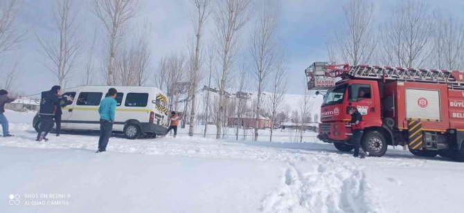 Buzlanma nedeniyle yoldan çıkan minibüs kurtarıldı