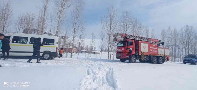 Buzlanma nedeniyle yoldan çıkan minibüs kurtarıldı