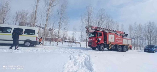 Buzlanma nedeniyle yoldan çıkan minibüs kurtarıldı