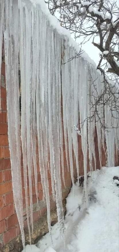 Çatılarda 2 metrelik buz sarkıtları oluştu