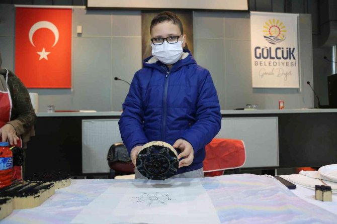 Çocuklar tahta baskı sanatını öğreniyor