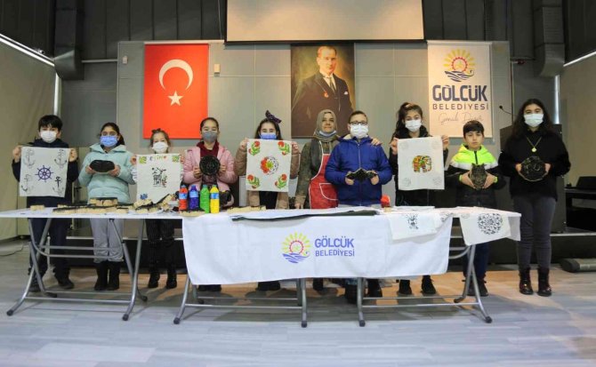 Çocuklar tahta baskı sanatını öğreniyor