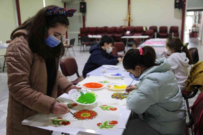 Çocuklar tahta baskı sanatını öğreniyor