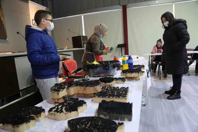 Çocuklar tahta baskı sanatını öğreniyor
