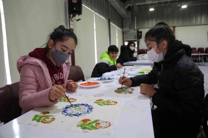 Çocuklar tahta baskı sanatını öğreniyor