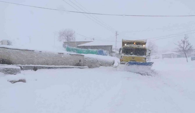 Ekipler ulaşıma kapalı köye ulaşınca vatandaş kime teşekkür edeceğini bilmedi
