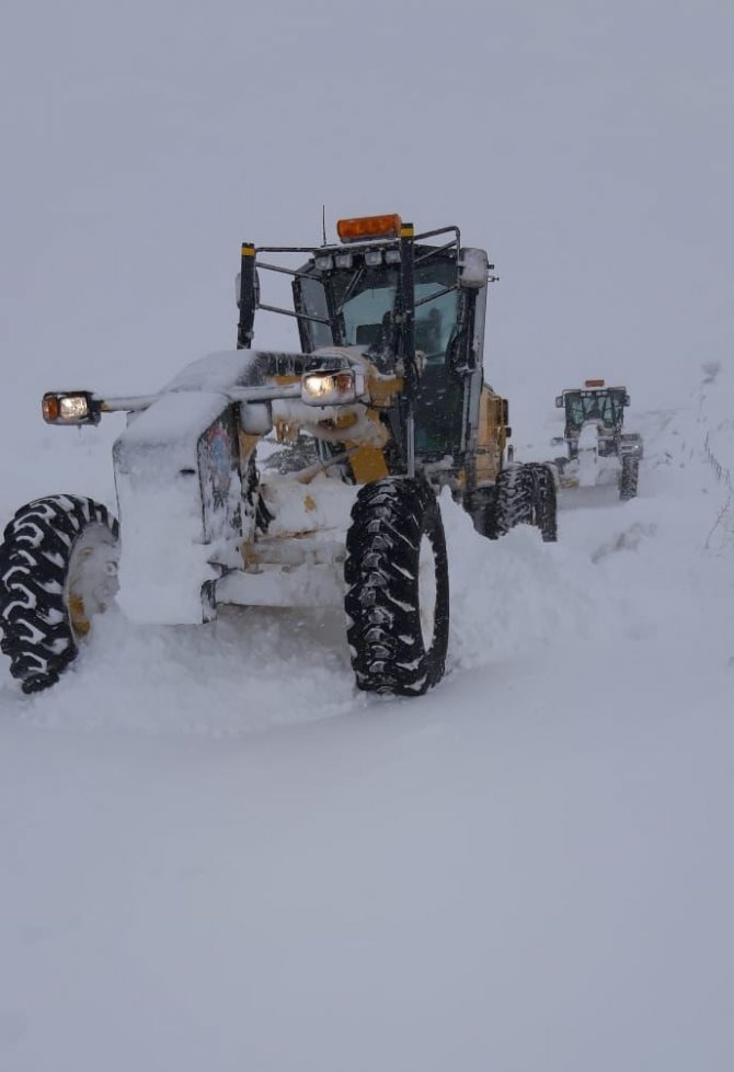 Ekipler ulaşıma kapalı köye ulaşınca vatandaş kime teşekkür edeceğini bilmedi