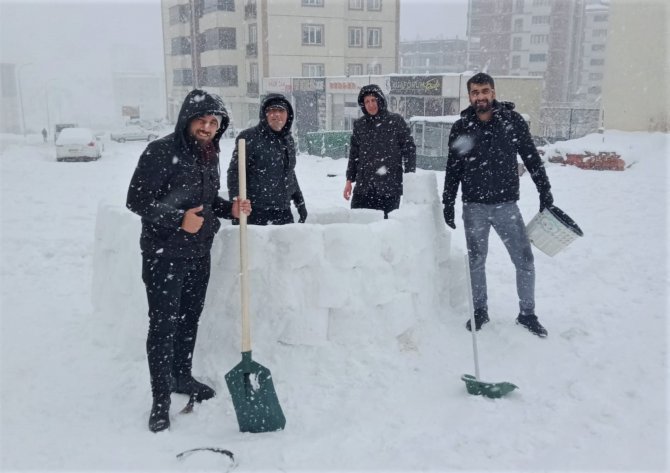 Eskimo evi yaptılar