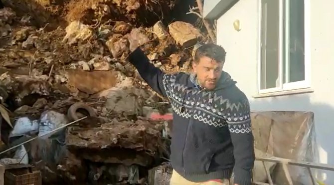 Evlerinin üzerine düşen kaya sebebiyle ölümden dönen aile halen eve giremiyor