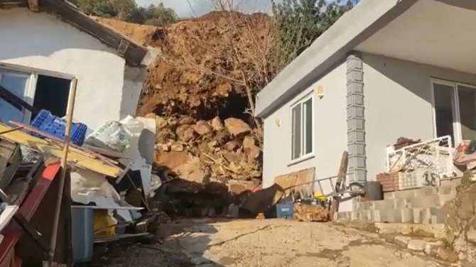 Evlerinin üzerine düşen kaya sebebiyle ölümden dönen aile halen eve giremiyor