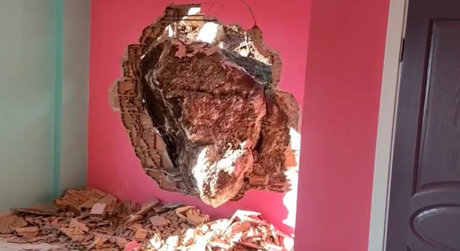 Evlerinin üzerine düşen kaya sebebiyle ölümden dönen aile halen eve giremiyor