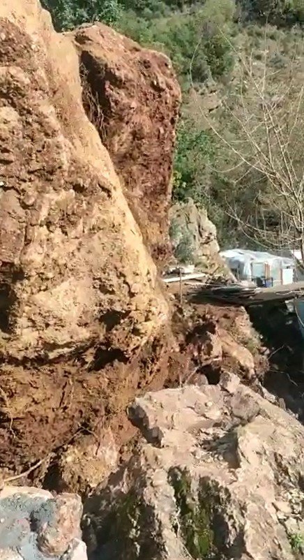 Evlerinin üzerine düşen kaya sebebiyle ölümden dönen aile halen eve giremiyor