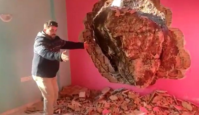 Evlerinin üzerine düşen kaya sebebiyle ölümden dönen aile halen eve giremiyor