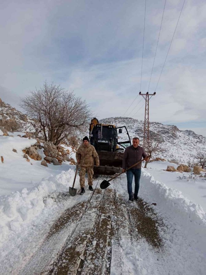 Gercüş’te 50 köy yolu ulaşıma açıldı