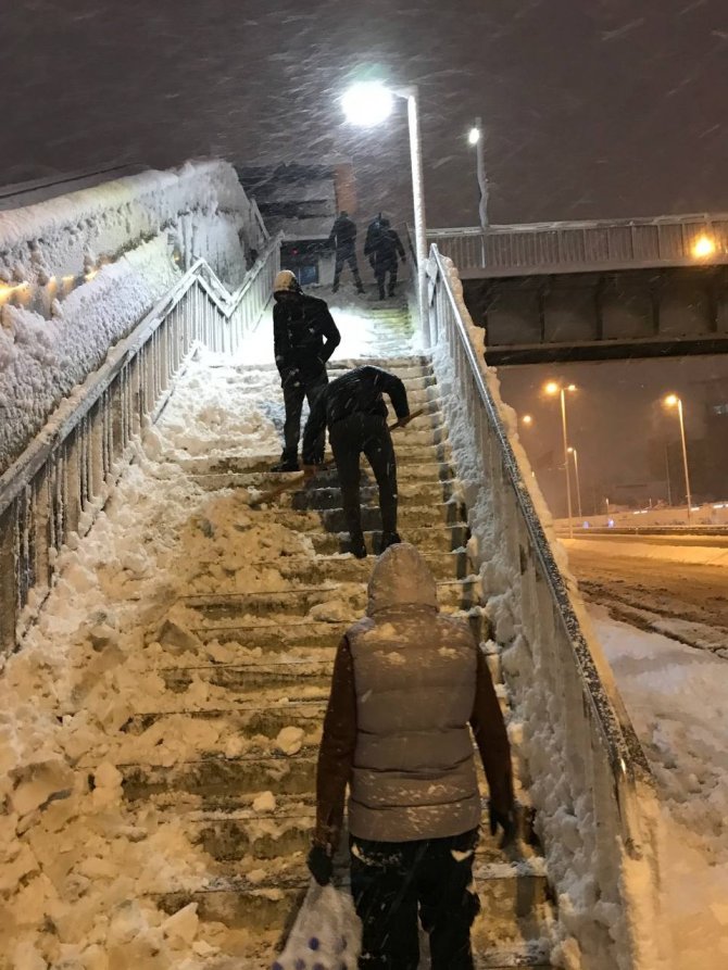 Iraklı öğrenciler, kar temizleme çalışmalarına destek verdi
