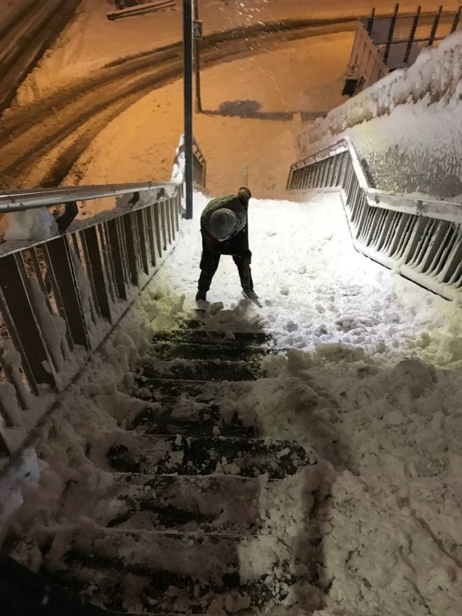 Iraklı öğrenciler, kar temizleme çalışmalarına destek verdi