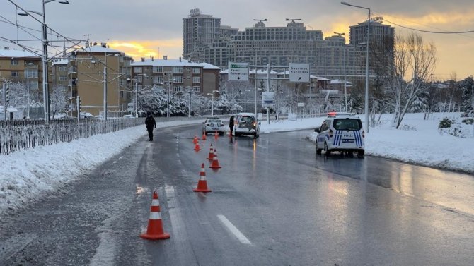 İstanbul polisi yoldan kalan sürücülere yardım etti
