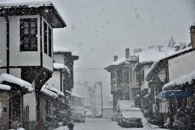 Kar yağışı "Mevlana şehri"ni beyaza bürüdü
