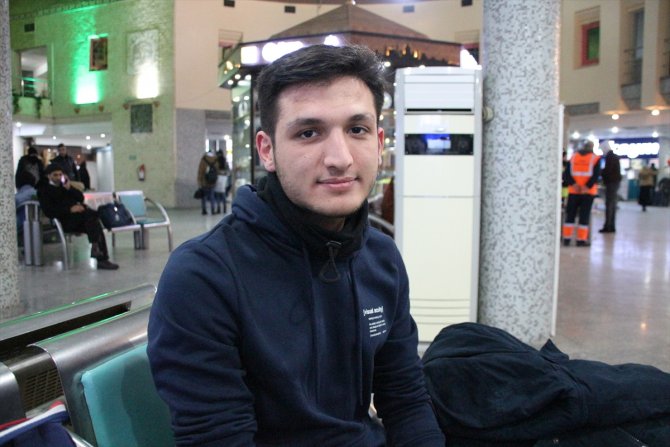 Konya'da yoğun kar nedeniyle otogarda bekleyen yolculara yemek ikramı yapıldı