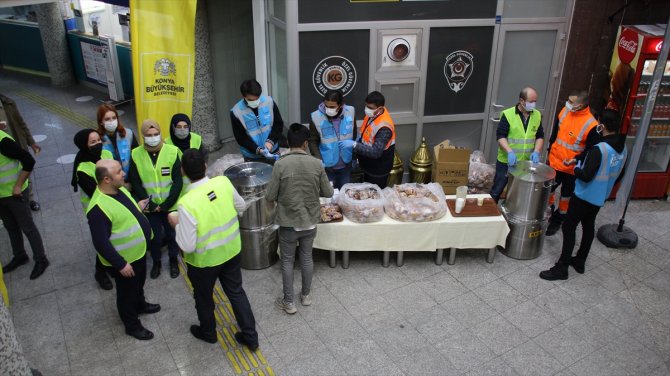 Konya'da yoğun kar nedeniyle otogarda bekleyen yolculara yemek ikramı yapıldı