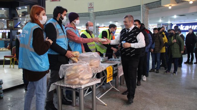 Konya'da yoğun kar nedeniyle otogarda bekleyen yolculara yemek ikramı yapıldı