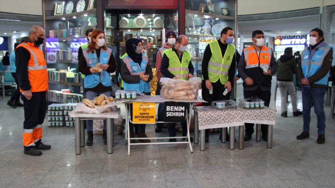 Konya'da yoğun kar nedeniyle otogarda bekleyen yolculara yemek ikramı yapıldı