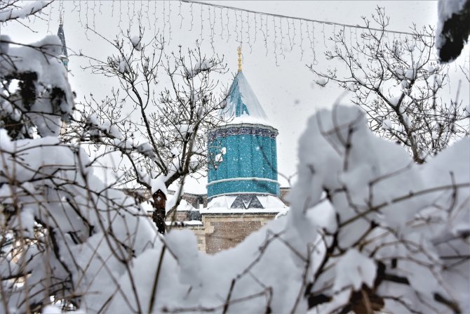 Kar yağışı "Mevlana şehri"ni beyaza bürüdü