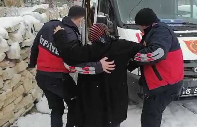 Karda kayıp düşen kadının yardımına itfaiye ekipleri yetişti