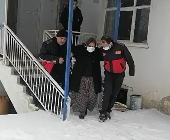 Karda kayıp düşen kadının yardımına itfaiye ekipleri yetişti