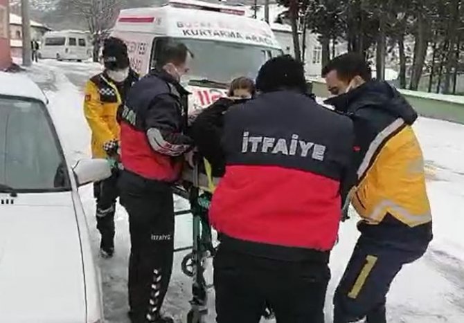 Karda kayıp düşen kadının yardımına itfaiye ekipleri yetişti