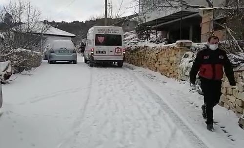 Karda kayıp düşen kadının yardımına itfaiye ekipleri yetişti