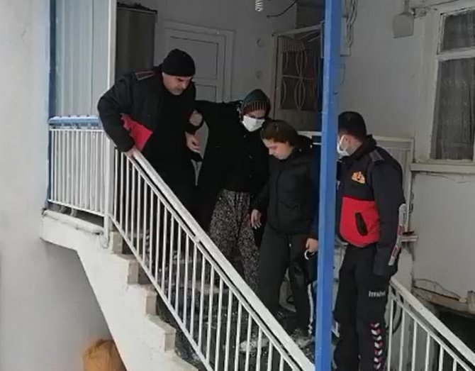 Karda kayıp düşen kadının yardımına itfaiye ekipleri yetişti